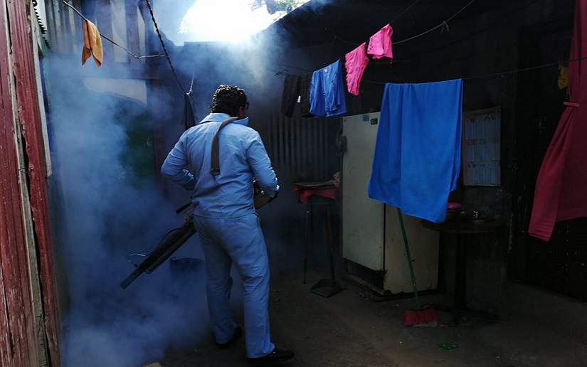 Minsa fumiga viviendas del barrio La Esperanza del distrito III de Managua
