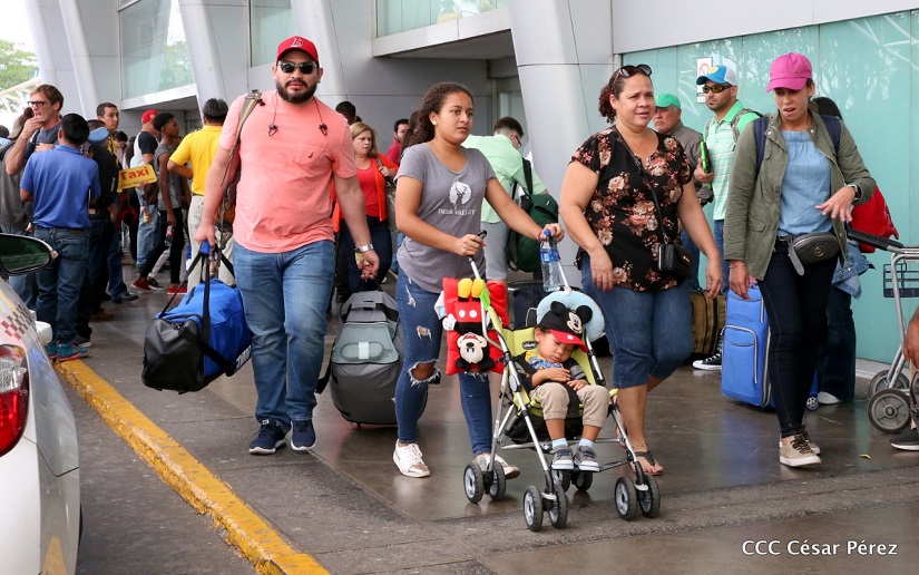 Aeropuerto Augusto C. Sandino recibe a centenares de nicaragüenses y extranjeros