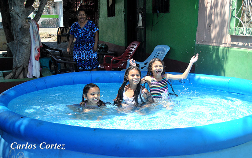 Piscinas inflables, la alternativa de algunos para disfrutar el verano en casa
