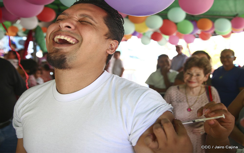Pobladores del barrio San José Oriental se desbordan en jornada de vacunación