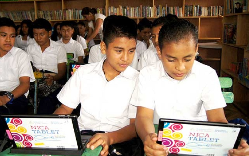 Mined equipará más aulas digitales móviles en todo el país