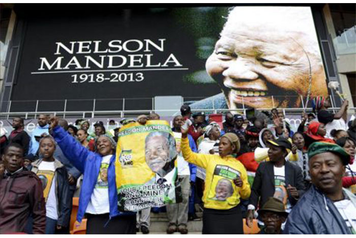 Miles de sudafricanos visitan capilla ardiente de Nelson Mandela