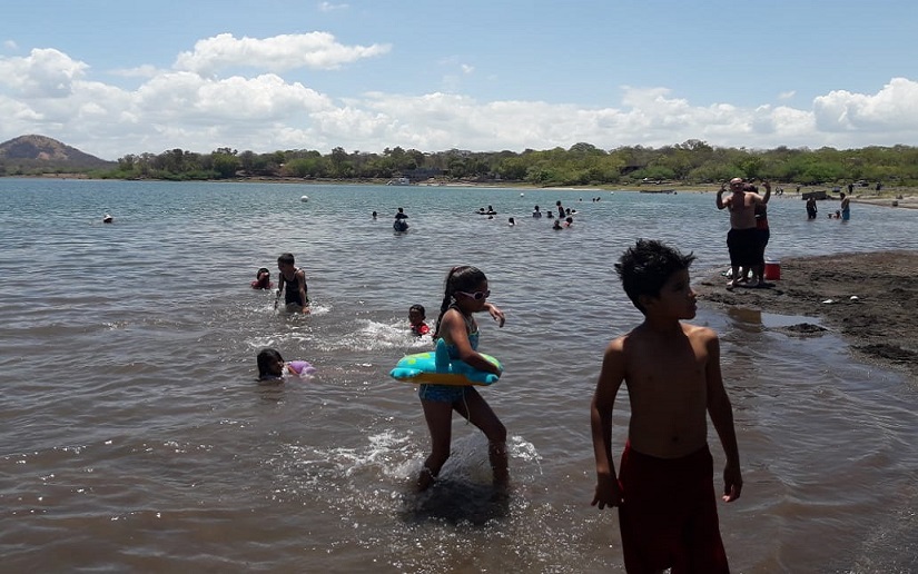 Disfrute un domingo refrescante en las aguas de Xiloá