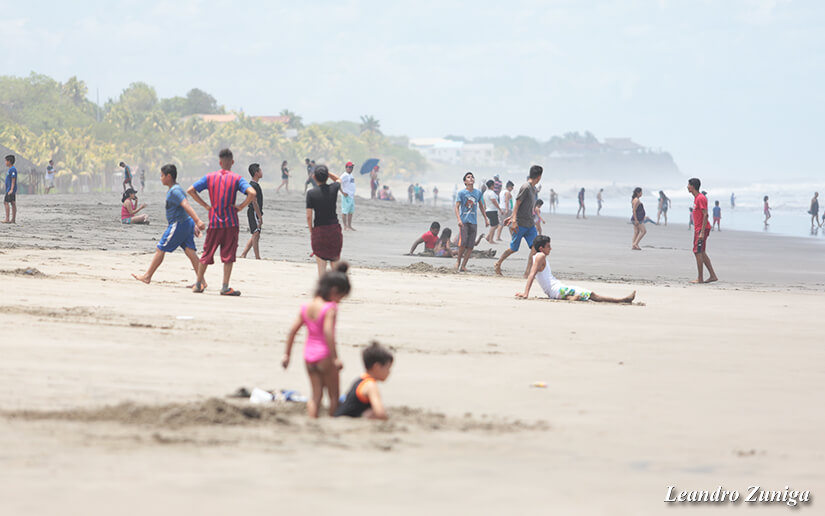 Muchos nicaragüenses despiden el verano visitando las cálidas aguas de Pochomil