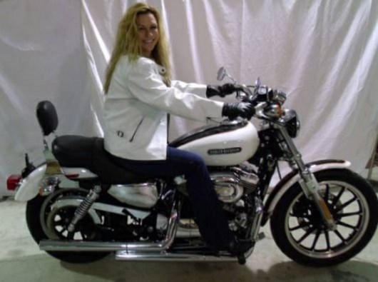 Vende a su mujer junto a su moto Harley Davidson por internet