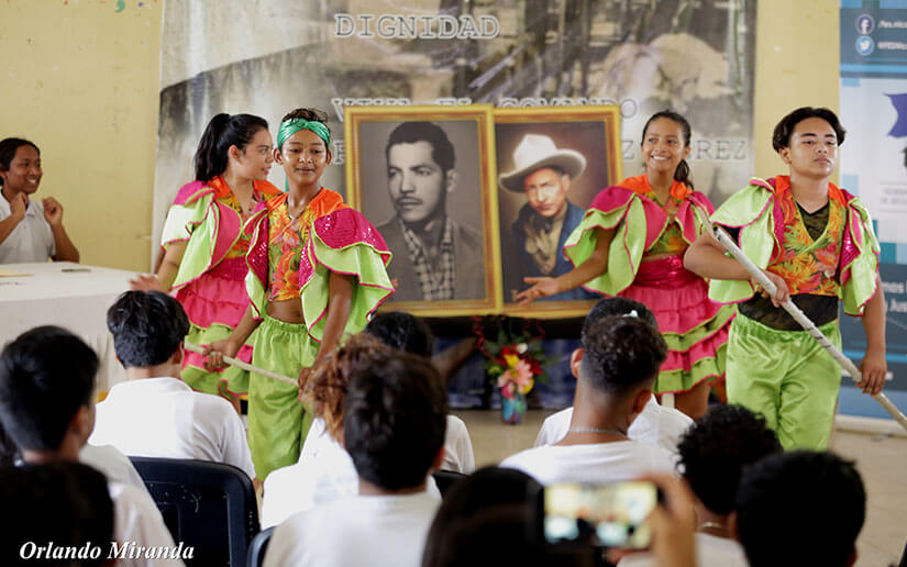 Estudiantes de secundaria celebran el natalicio del general Sandino