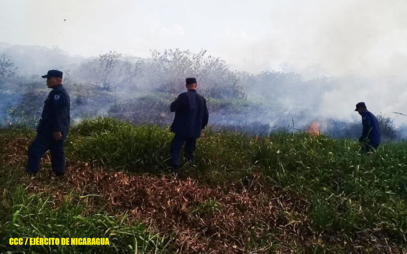 Destacamento Naval del Ejército de Nicaragua participa en sofocación de incendio en comunidad Papaturro