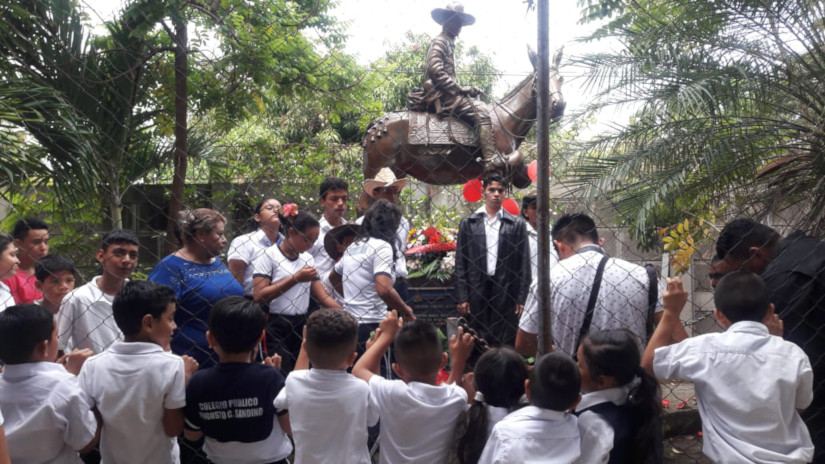 Estudiantes rinden homenaje al General Sandino en el 124 aniversario de su natalicio