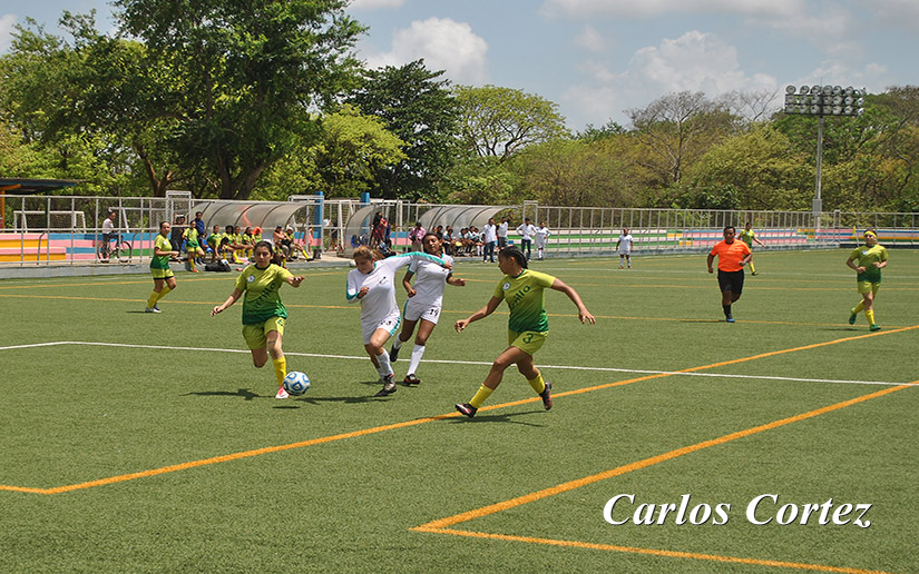 Equipo femenino de fútbol de Costa Rica culmina visita amistosa a Masaya