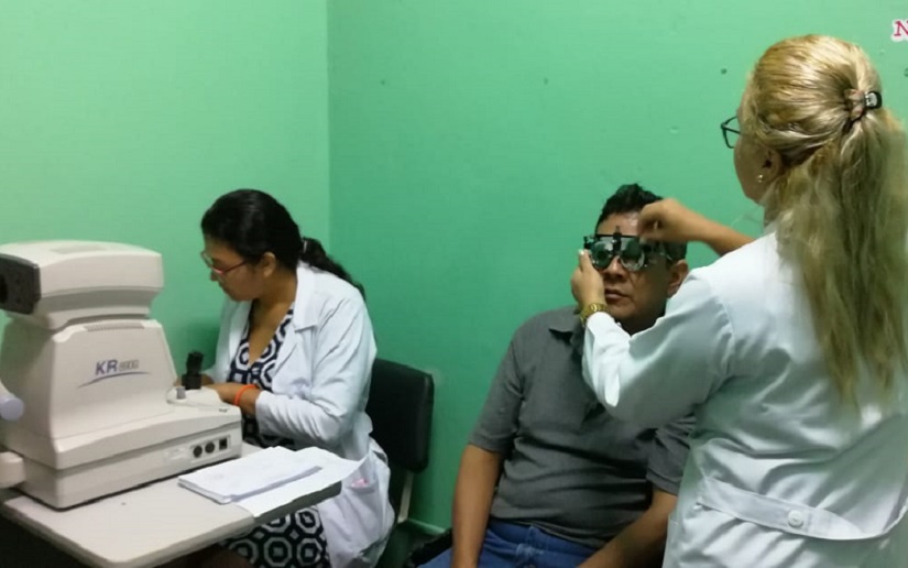 Familias reciben lentes gratuitos en el Centro Nacional de Oftalmología