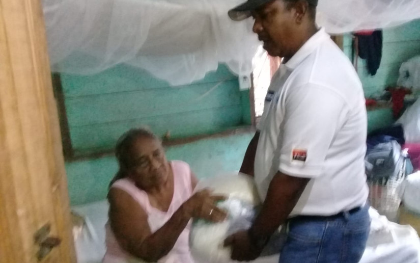 Gobierno entrega paquetes alimenticios a madres de héroes y mártires en Bilwi