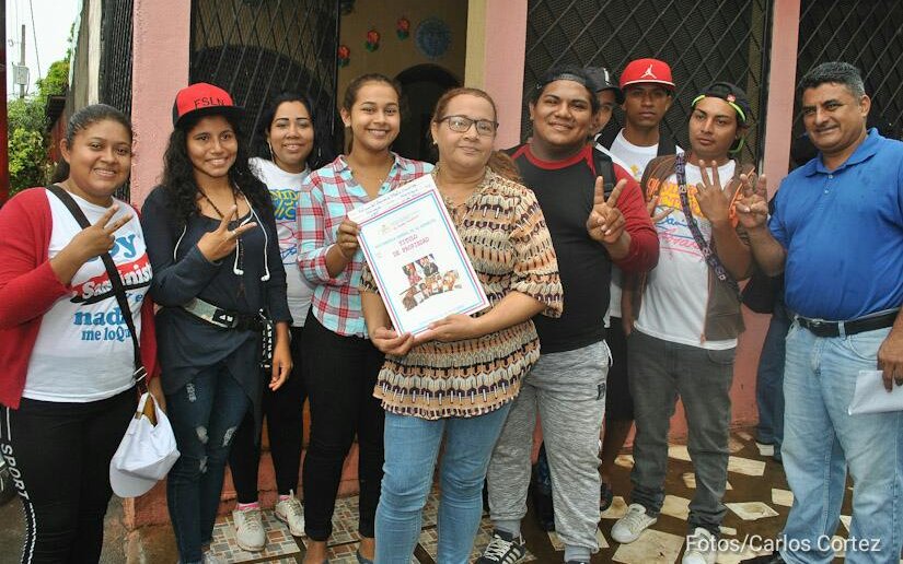 Gobierno Sandinista entrega títulos de propiedad a madres del distrito cinco de Managua