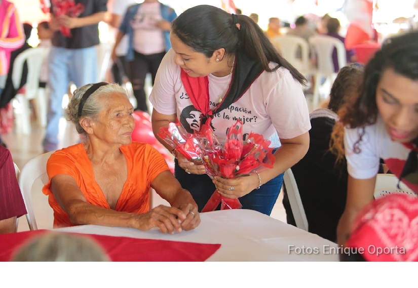 Promotoría Solidaria agasaja a madres de héroes y mártires con alegre convivio