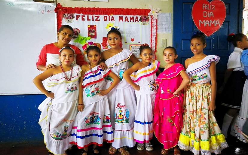 Comunidad educativa celebra a las madres en escuelas de Carazo