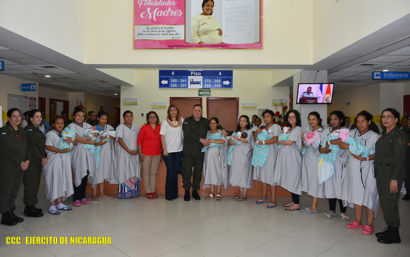 General de Ejército Julio César Avilés visita a madres en el Hospital Militar