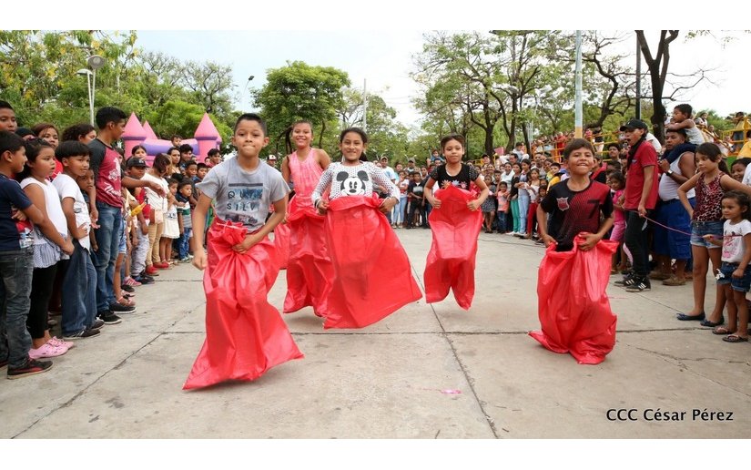 Parques y sorbeterías de la Avenida de Bolívar a Chávez celebran a los niños y niñas en su Día