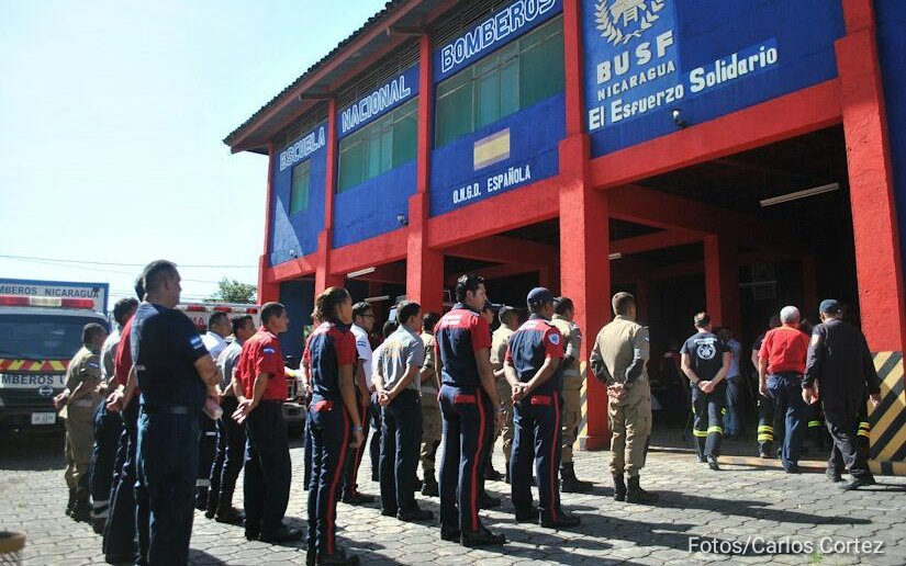 Bomberos de Nicaragua inician capacitación en rescates acuáticos