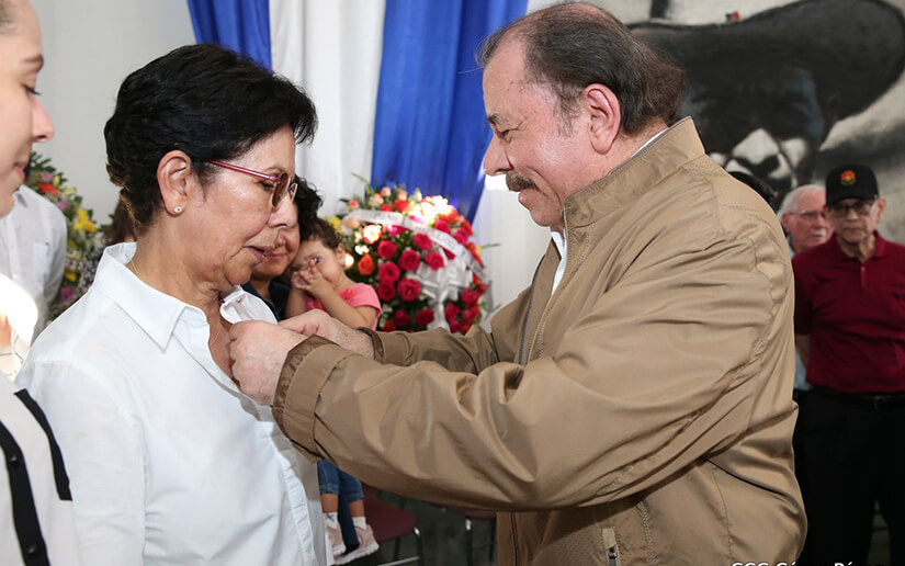Presidente Daniel Ortega condecora póstumamente con la orden General Augusto C. Sandino al comandante guerrillero Raúl Venerio