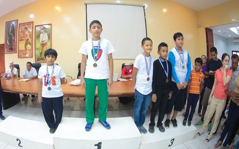 Entregan medallas a atletas estudiantiles que ganaron en ajedrez
