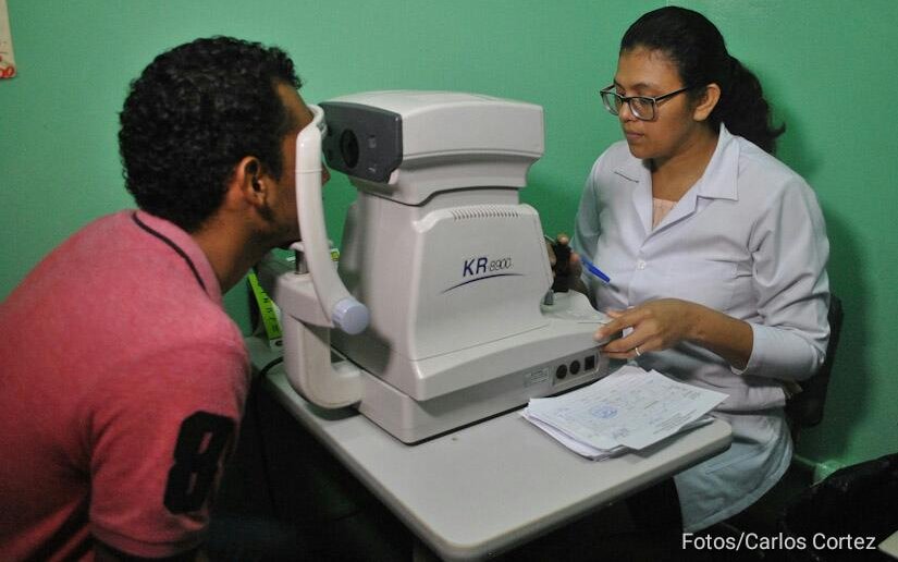 Centro de Oftalmología promueve salud visual con entrega de lentes