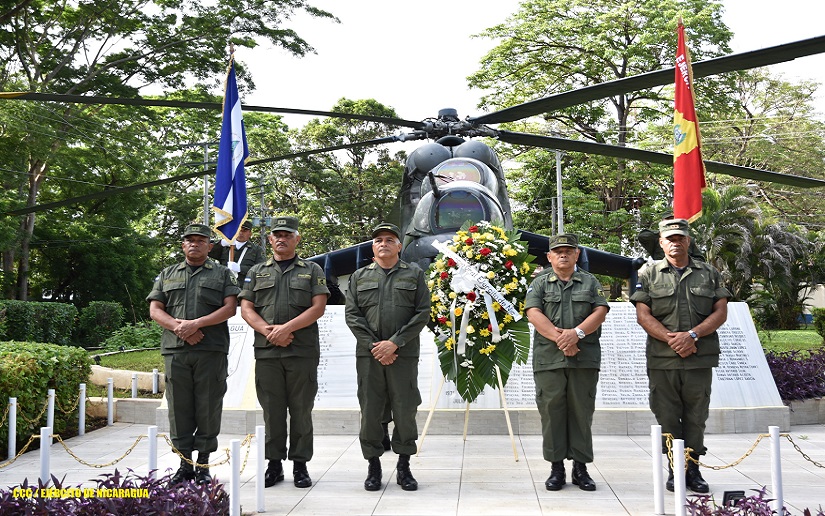 Ejército de Nicaragua realiza ceremonia ante el monumento en honor a los caídos de la Fuerza Aérea