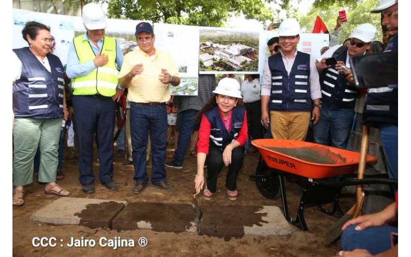 Colocan la primera piedra del nuevo Hospital Escuela Óscar Danilo Rosales en León