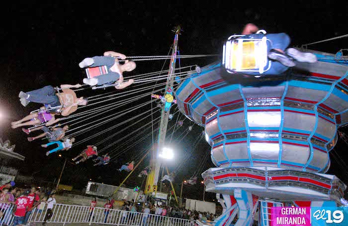 Familias disfrutan noches de diciembre en Avenida Bolívar  