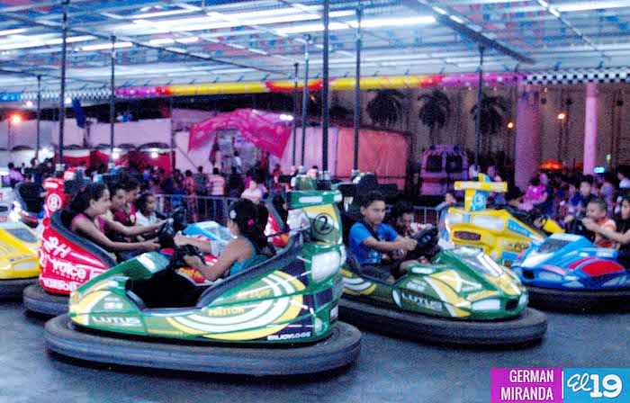 Familias disfrutan noches de diciembre en Avenida Bolívar  