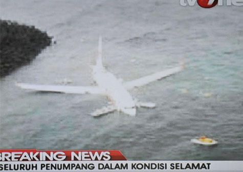 Avión cae al mar en Bali con más de 100 pasajeros a bordo (VIDEO)