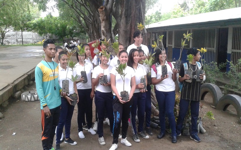 Estudiantes del Colegio Fernando Gordillo realizaron jornada de reforestación