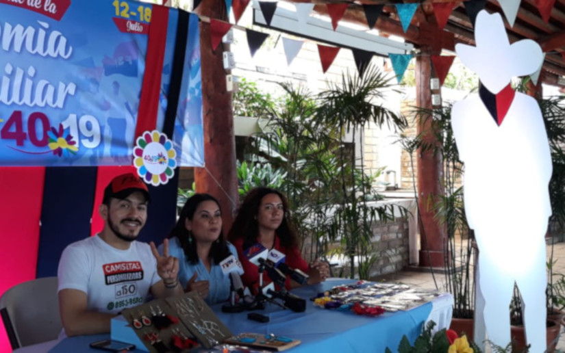 Artesanos nicaragüenses celebran el 40/19 con alegre feria