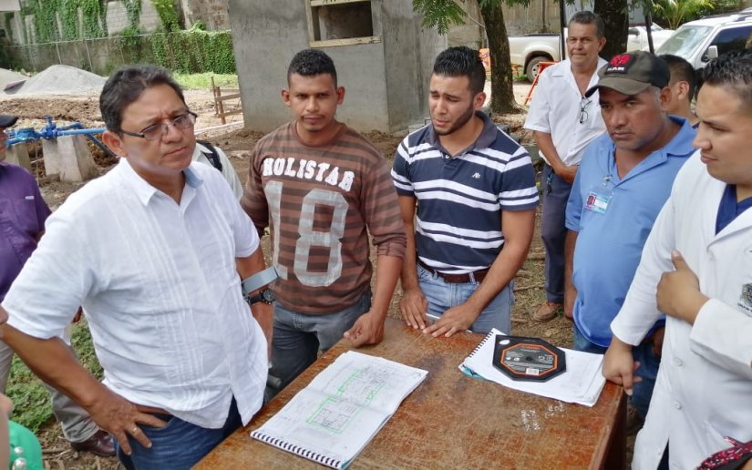 Autoridades del Minsa inspeccionan obra de mejoramiento del Centro de Salud Denis Gutiérrez en Río Blanco