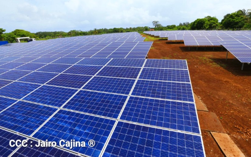 Inauguran planta de energía solar con sistema híbrido más grande de la región en Corn Island 