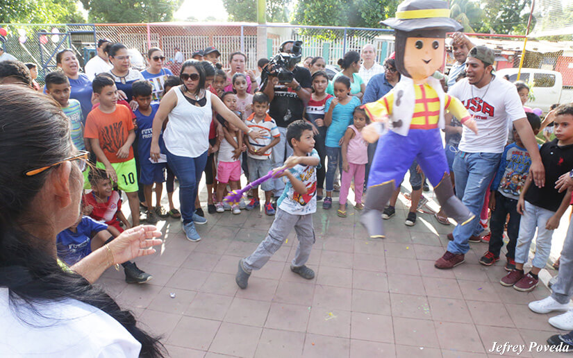 Niños y niñas en los parques celebran el triunfo de la Revolución Popular Sandinista