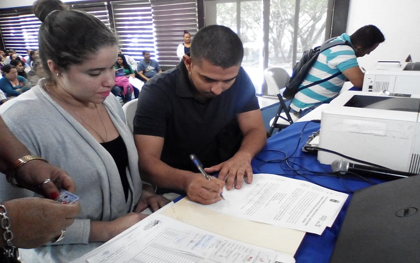 Familias firman acta de entrega de lotes del Programa Bismark Martínez
