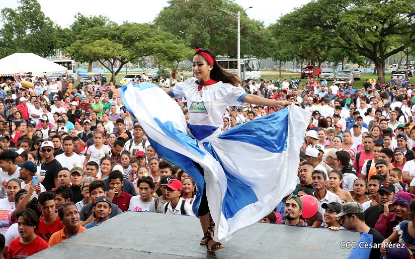 Nicaragüenses celebran el Día de la Alegría en la plaza 22 de agosto