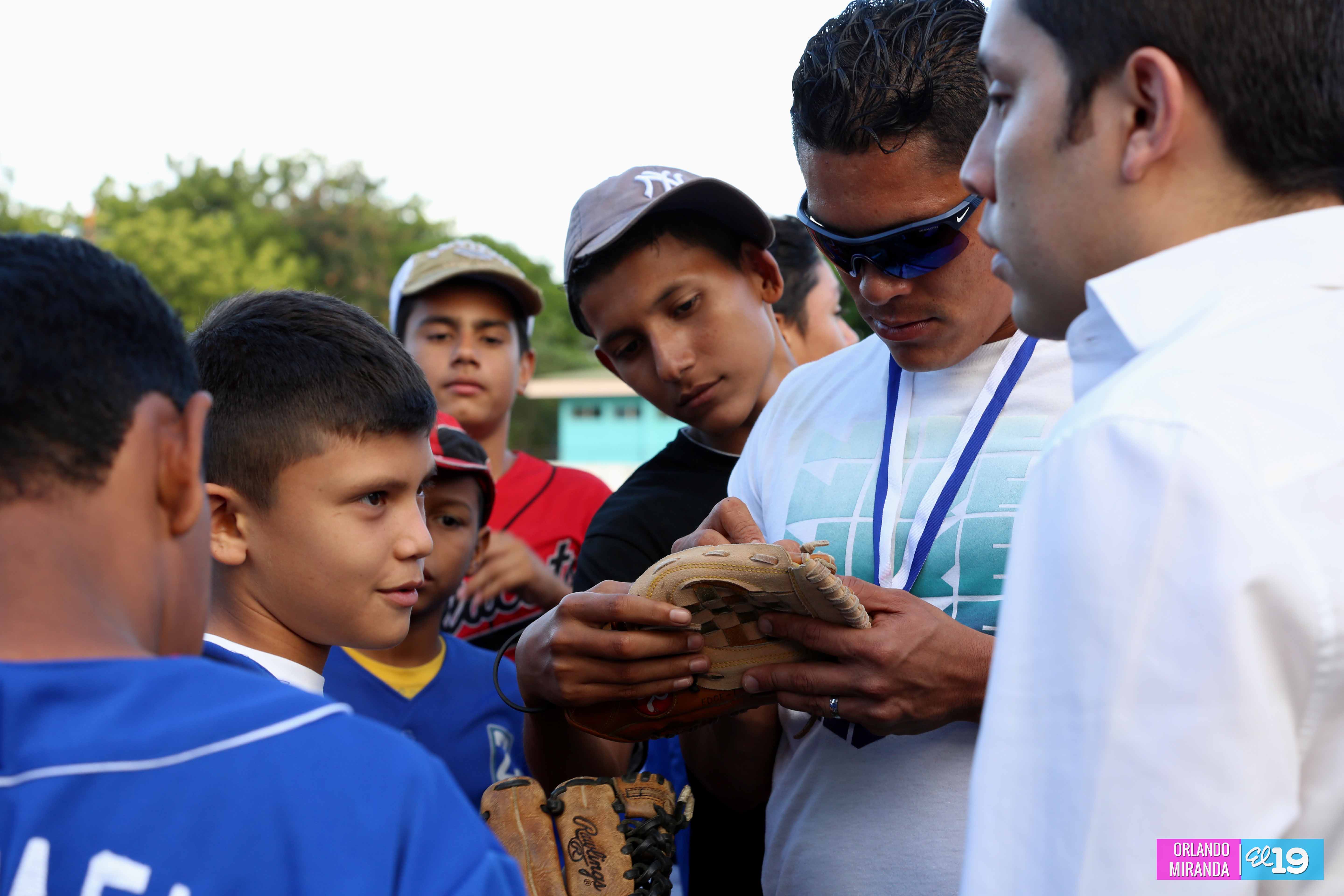 Everth Cabrera comparte experiencia con peloteritos nicaragüenses 
