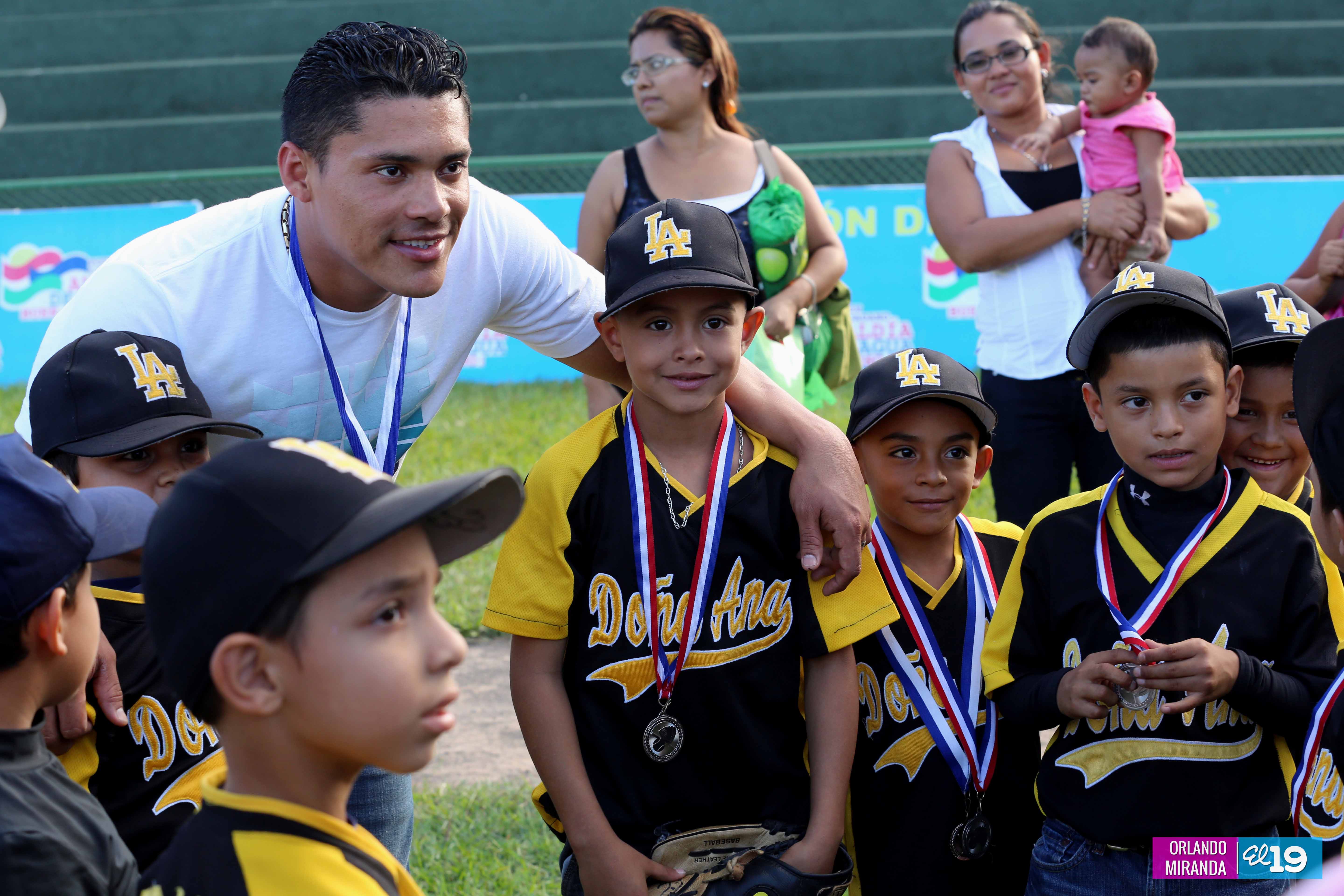 Everth Cabrera comparte experiencia con peloteritos nicaragüenses 