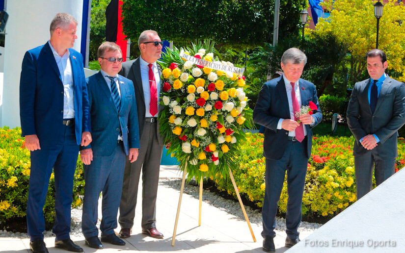 Delegados de Federación Rusa rinden homenaje al Comandante Carlos Fonseca Amador y Tomás Borge