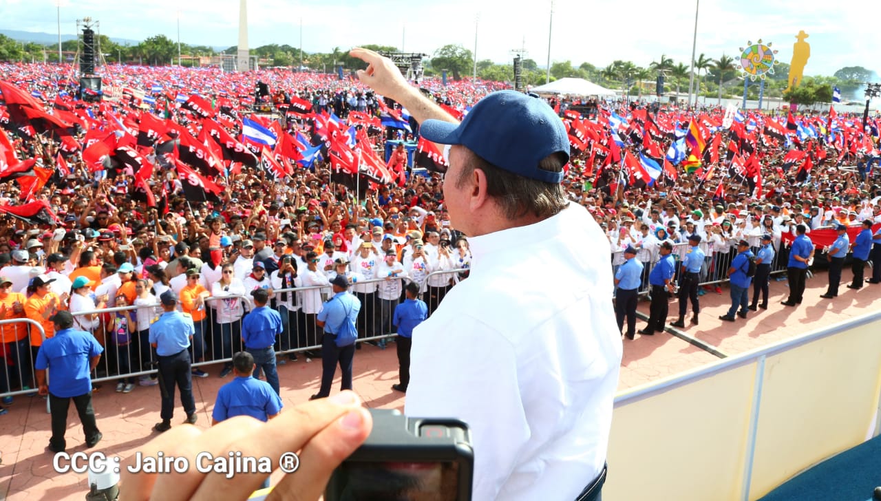 Presidente Daniel y vicepresidenta Rosario  en acto del 19 de Julio