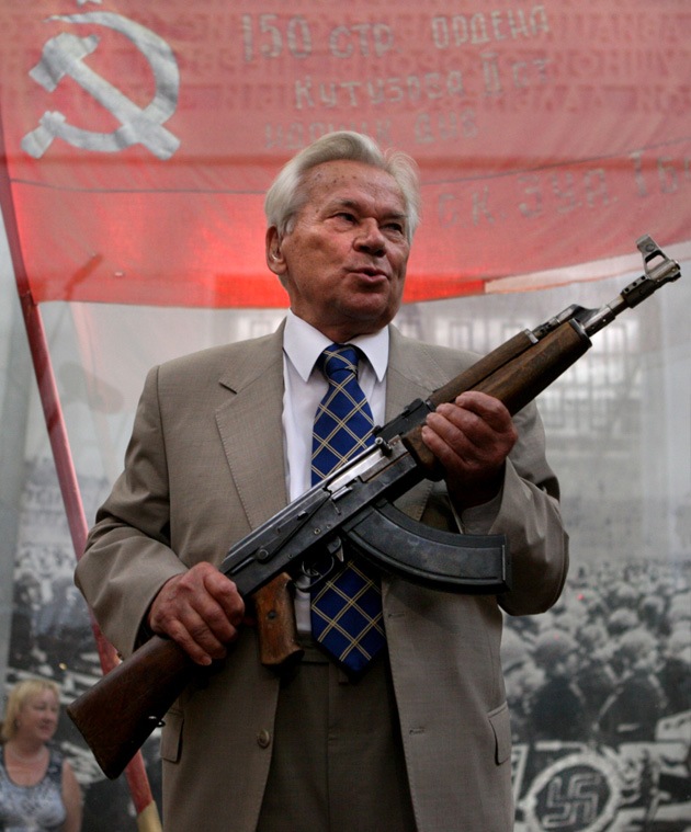 Fallece Mijaíl Kaláshnikov, el padre del AK-47