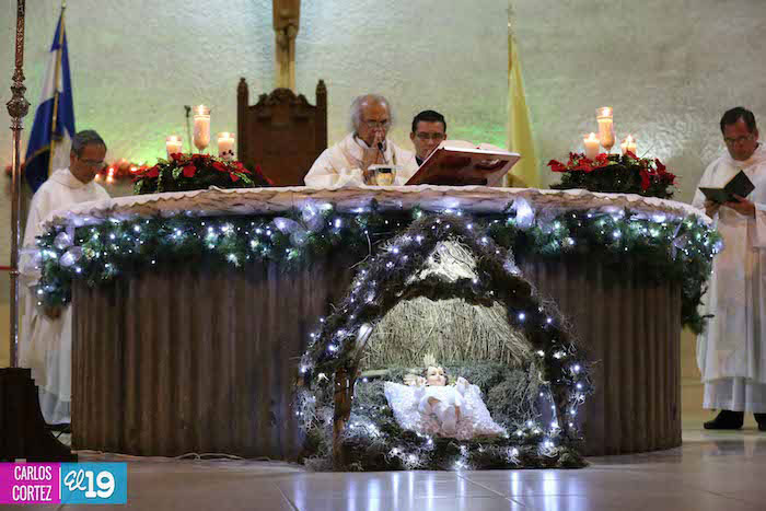 Familias celebran Natividad de Jesús en Misa del Gallo 