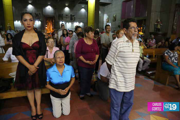 Familias celebran Natividad de Jesús en Misa del Gallo 