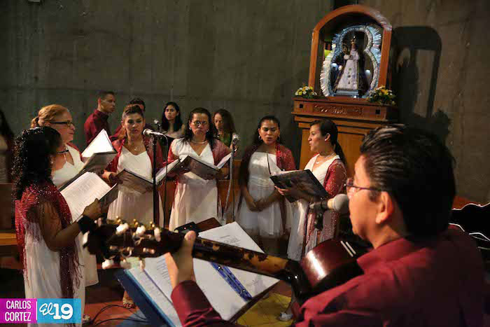 Familias celebran Natividad de Jesús en Misa del Gallo 