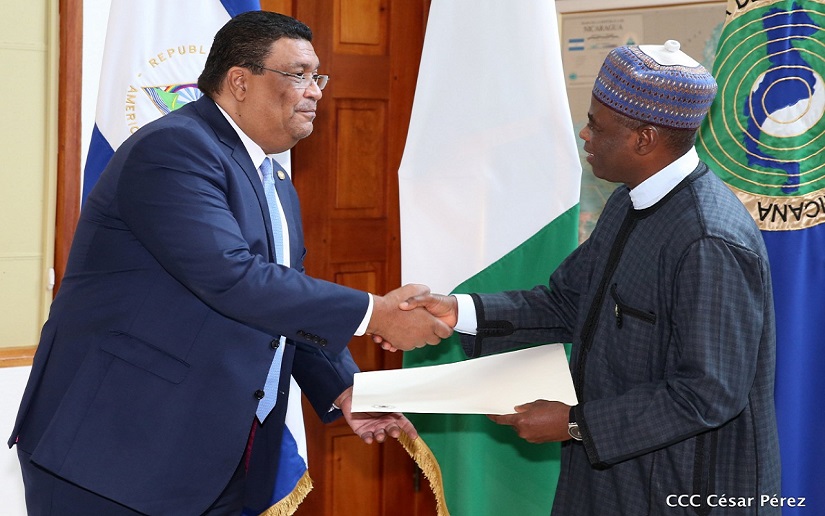 Nuevo embajador de Nigeria en Nicaragua presenta copias de estilo