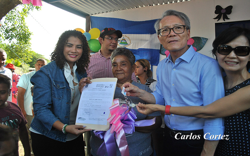 Entregan vivienda digna número 142 a protagonista del barrio Leningrado