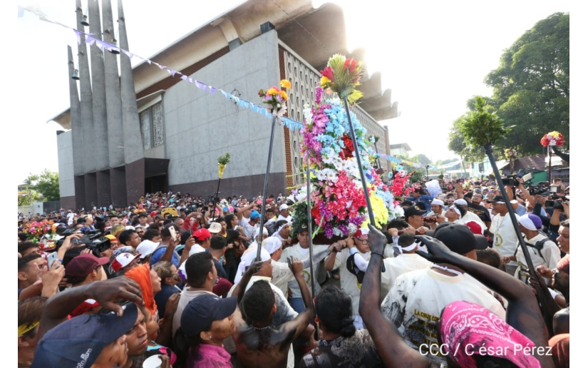 Devotos de Santo Domingo lo acompañan de regreso a Las Sierritas