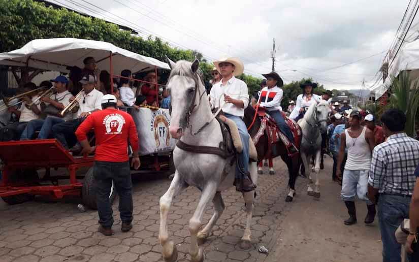 Alegre Desfile Hípico en Juigalpa, Chontales