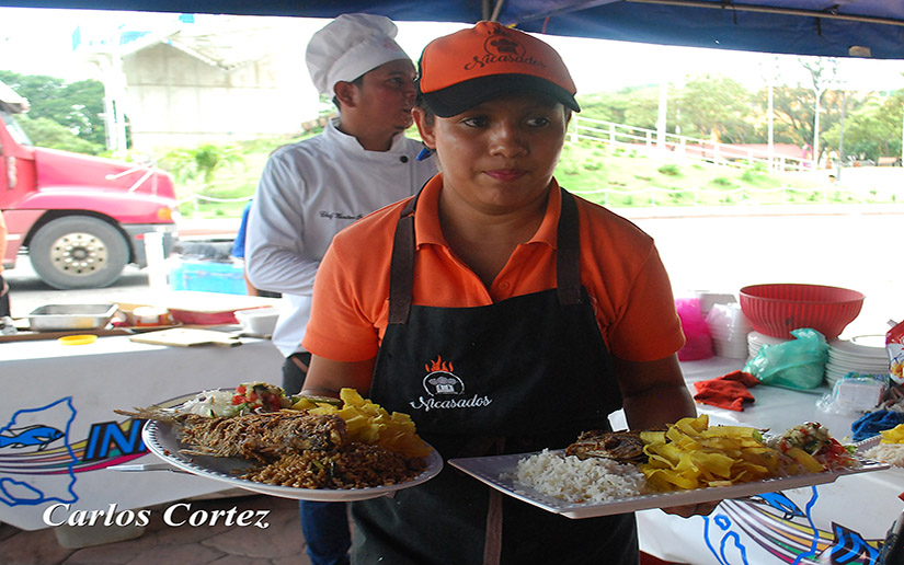 Gastronomía con sabor marino y a precios accesibles en la Plaza 22 de Agosto