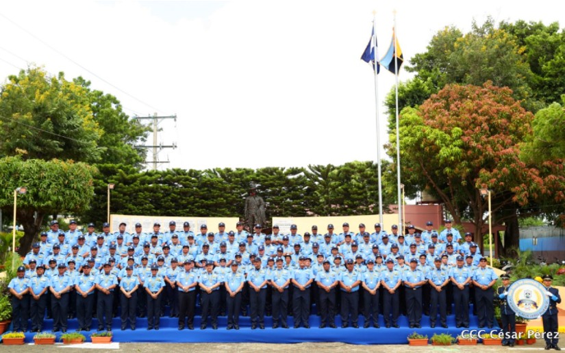 Policía Nacional condecora con medalla 40 Aniversario a 117 oficiales fundadores de la institución